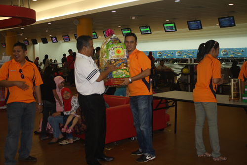 En Khairi sedang menerima hadiah bagi Juara Keseluruhan Perlawanan Persahabatan antara KSK BHEUU dengan Pejabat Penasihat Undang-Undang Negeri Melaka